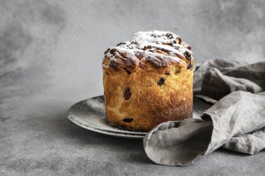 Geleneksel Ortodoks Paskalya ekmeği Kulich. Sığ alan derinliğine sahip seçici odak