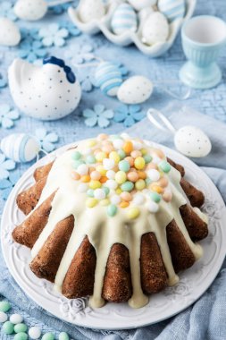 Üzerinde sır buzlanma dekorasyon ve renkli Paskalya yumurtaları ile Paskalya pastası