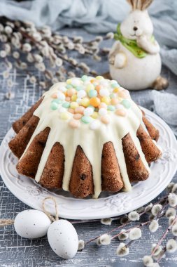 Süslü ve renkli Paskalya pastası, lezzetli Paskalya tatlıları, geleneksel Paskalya pastaları. 