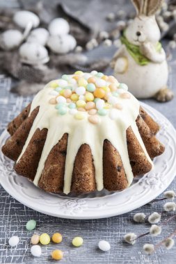 Üzerinde sır buzlanma dekorasyon ve renkli Paskalya yumurtaları ile Paskalya pastası
