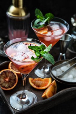 Buz ve narenciye karışımı, yaz aylarında buzlu içecek. Atmosferik yemek fotoğrafı, seçici odak noktası