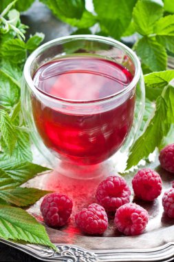 Yaz ahududu soğuk içecek (suyu, kokteyl, meyve çayı) ile çilek, seçici odak