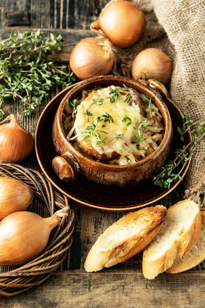 Fransız Soğan Çorbası Kıtır Ekmek Peynir Ahşap Masa — Stok fotoğraf