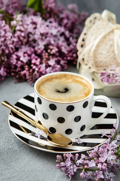 ライラックの花やコーヒーカップとロマンチックな組成物 ブライダル 誕生日コンセプト — ストック写真