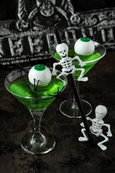 Grüner Cocktail Halloween Getränkekonzept Gläser Mit Skelett Feiertagsdekoration Auf Dunklem — Stockfoto
