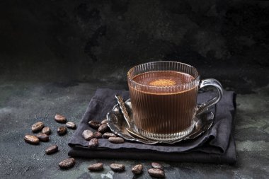 Cam bardakta sıcak kakao, seçici odak ve sığ alan derinliği