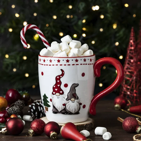 ホットチョコレートのカップにマシュマロとキャンディーの杖 クリスマスのコンセプト — ストック写真