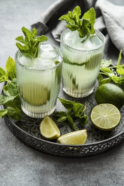 Narenciye içki taze nane, alan seçici odak ile sığ derinliği ile bardak