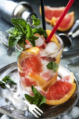 Narenciye içki taze nane, alan seçici odak ile sığ derinliği ile bardak