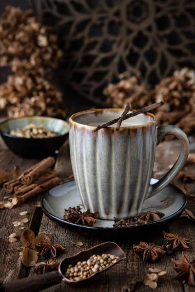 Κούπα Από Παραδοσιακό Ινδικό Τσάι Μασάλα Συστατικά Κανέλα Κάρδαμο Γλυκάνισο — Φωτογραφία Αρχείου