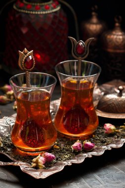 Bakır tepside kurutulmuş çay yapraklı geleneksel Türk çayı, seçici odak