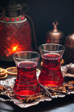 Cam bardak kırmızı Hibiscus çayı, seçici odak ve sığ alan derinliği