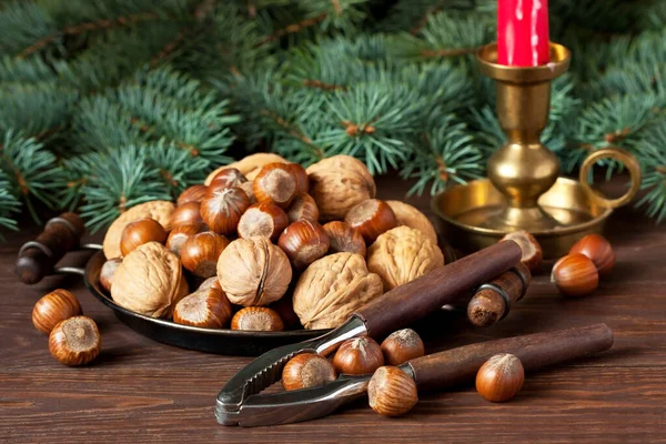带有坚果和冷杉树枝的老式坚果饼干 圣诞节或新年的概念 — 图库照片