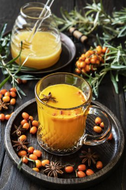 Cam fincanda taze böğürtlen ve yapraklı deniz dikenli çay. Bitki vitamin çayı.