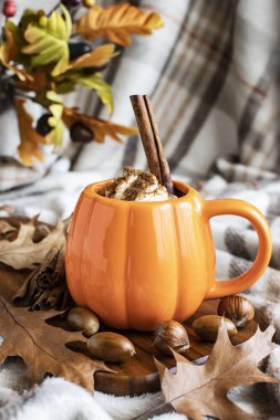 Bir kupa sonbahar balkabaklı latte, krema ve baharatlı. Kabak ve tarçınlı kahve. 