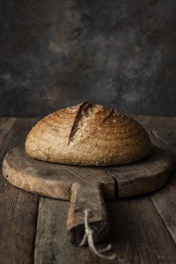 Taze tahıllı ekmek. Tahtada sağlıklı pişmiş ekmek