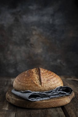 Yuvarlak somun ekmeği taze desteklenmiş çavdar tohumu, seçici odaklı sığ alan derinliği 