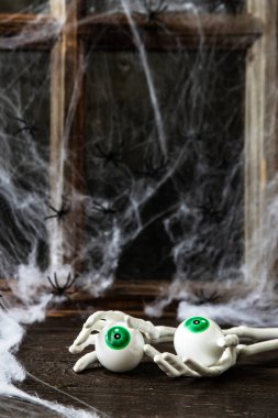 İskelet ve gözlerle Cadılar Bayramı kompozisyonu, seçici odak ve sığ alan derinliği