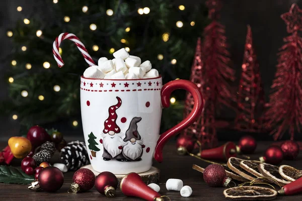 クリーミーなホットチョコレートのカップ溶かしたマシュマロとお菓子の杖クリスマス休暇 — ストック写真