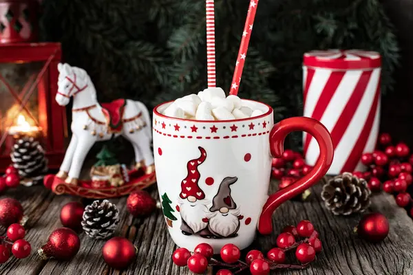 クリスマスコンセプト 木の背景にホットチョコレートとマシュマロで満たされたムグ — ストック写真