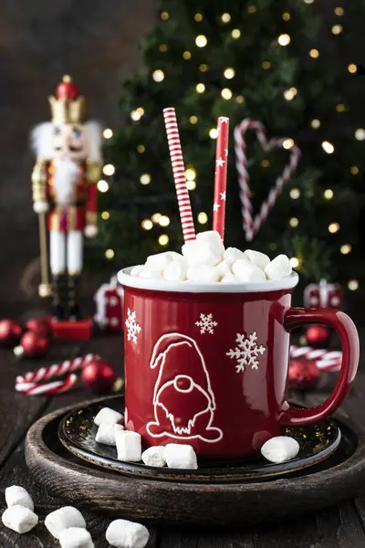 クリスマスコンセプト 木の背景にホットチョコレートとマシュマロで満たされたムグ — ストック写真