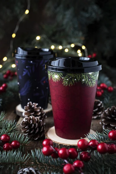 木のテーブルの熱い飲み物のための使い捨て可能なコップを取って下さい クリスマス冬の雰囲気 — ストック写真