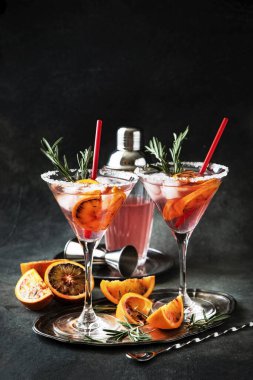 Taze narenciye ve buzla dolu bir bardak yaz içeceği seçici odaklı sığ alan derinliği