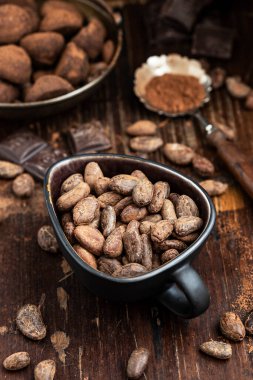 Çikolatalı trüf mantarı, baharat, kakao çekirdeği ve pudra karışımı, sığ alan derinliği olan seçici odak