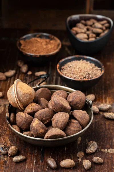 Çikolatalı trüf mantarı, baharat, kakao çekirdeği ve pudra karışımı, sığ alan derinliği olan seçici odak