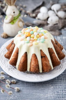 Süslü ve renkli Paskalya pastası, lezzetli Paskalya tatlıları, geleneksel Paskalya pastaları. 