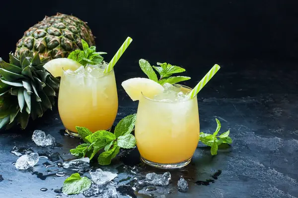 Ananas Färskpressad Juice Två Glas Och Mogen Ananas Färg Bakgrund Royaltyfria Stockbilder