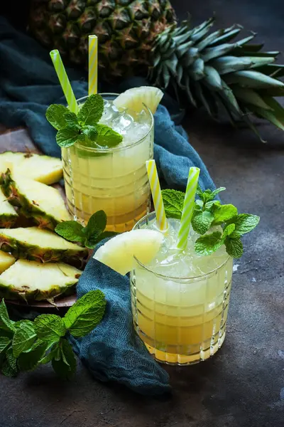 Cocktail Jus Ananas Dans Deux Verres Avec Des Pailles Avec Image En Vente