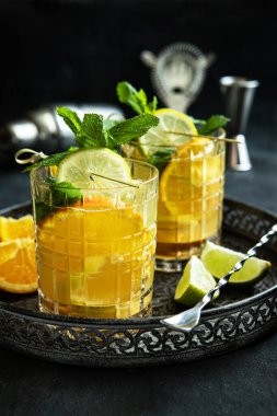 Kokteyl bardakları ve bar aksesuarları koyu arka planda.