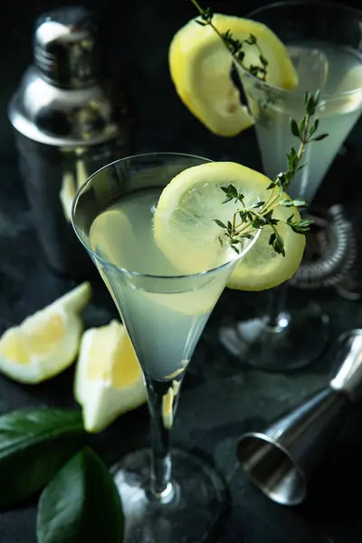 Geleneksel Talyan Yapımı Limon Alkolü Limonlu Limoncello Kekik Bitkisi Stok Resim