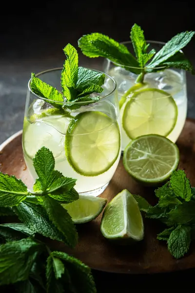Sommar Kall Dryck Juice Lemonad Cocktail Med Mynta Selektivt Fokus Royaltyfria Stockfoton
