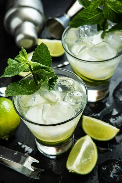 Uppfriskande Dryck Med Lime Och Mynta Blad Mörk Betong Bakgrund Stockbild