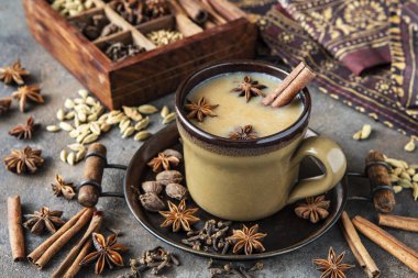 Bir kupa Masala çayı, sütlü ve baharatlı Hint çayı. Sığ alan derinliğine sahip seçici odak