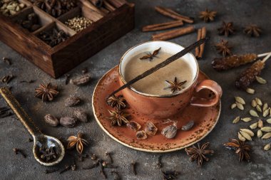 Geleneksel Hint masala çayı. İçlerinde malzemeler var. Tarçın, kakule, anason, şeker...
