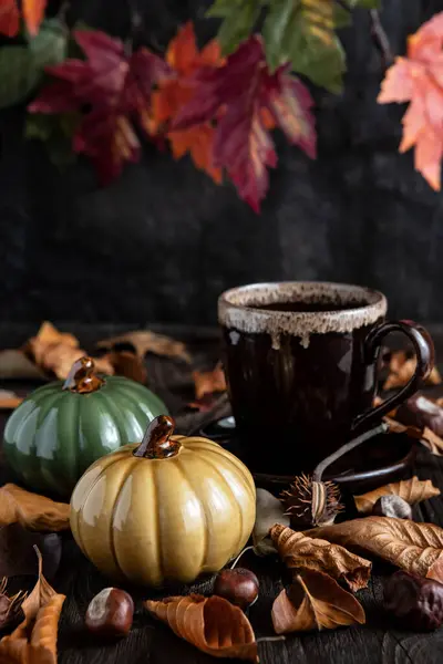 Keramische Tasse Tee Mit Herbstdekoration Auf Holzgrund Selektiver Fokus Mit Stockbild