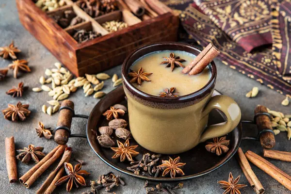 Κούπα Masala Τσάι Ινδικό Τσάι Γάλα Και Μπαχαρικά Επιλεκτική Εστίαση Εικόνα Αρχείου