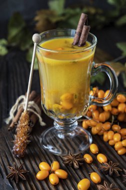 Sıcak sonbahar içeceği kavramı. Deniz dikenli ve baharatlı sıcak bitki çayı. 