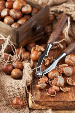 Ahşap tahtada fındık yığını, fındıkkıran kırsal arka planda, seçici odak ve sığ alan derinliği