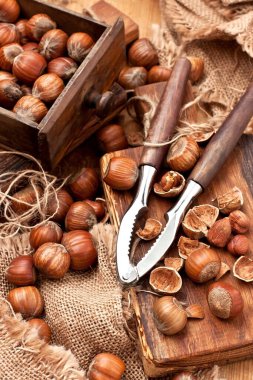 Fındıkkıran rustik arka planda, yemek için malzemeler ile ahşap tahta üzerinde yığın fındık görünümü top