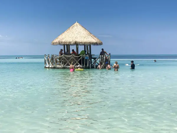 Cococay Bahamas Apr 2019 Ομάδα Τουριστών Απολαμβάνουν Ένα Beach Bar — Φωτογραφία Αρχείου
