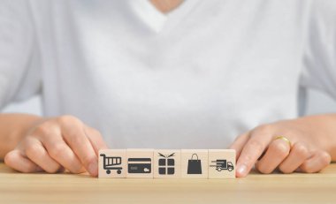 Online konsept alışverişi. Ahşap küp yığını, online bankacılık işlemi. E ticaret simgesi, güvenli cep telefonu bankacılık konsepti, İnternet üzerinden Alışveriş Cep Telefonu Uygulaması