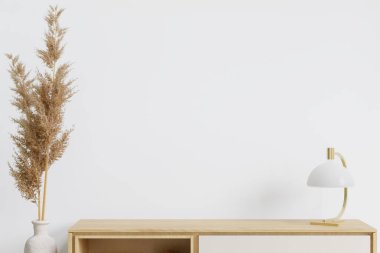 Büyük beyaz oturma odası. İç tasarım, büfenin üstü, maket için boş duvar ve kopyalama alanı.