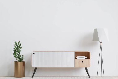 Büyük beyaz oturma odası. İç tasarım, ahşap masa, ahşap büfe ve boş duvar..