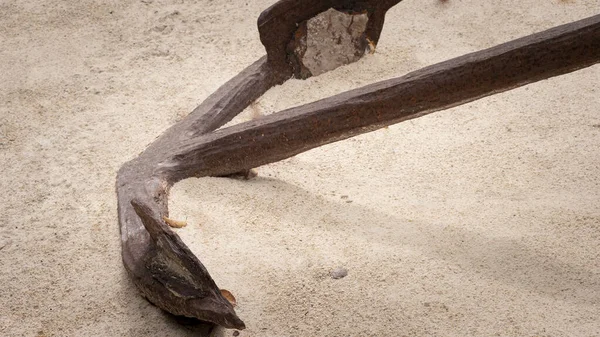 Σκουριασμένη Άγκυρα Πλοίου Στην Άμμο Παλιά Άγκυρα Στην Παραλία Ξαπλωμένη — Φωτογραφία Αρχείου