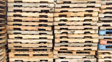 Kullanılmış paletler bir sırada duruyor.