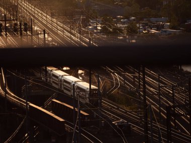 Birbirine dolanan demiryolu ile yaratıcı fotoğrafçılık ve hızlı hareket eden bir tren.